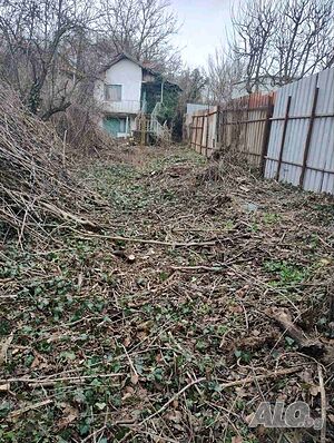 Парцел за застрояване с малка двуетажна вила