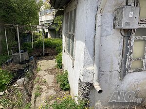 Стара къща за ремонт със собствен парцел до Бакарди