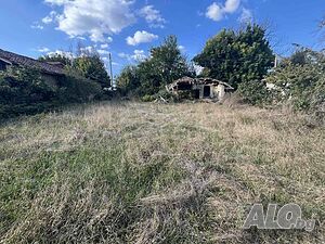 Парцел със стара постройка в с. Ивански