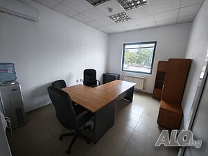 Офис с три самостоятелни стаи