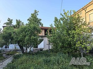 Продава се самостоятелна къща в ИДЕАЛНИЯ ЦЕНТЪР на Нова Загора до градската градина!