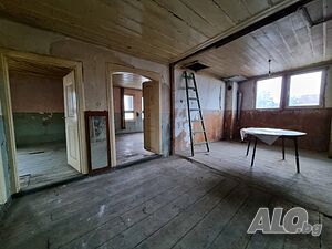 Къща с търговски обекти