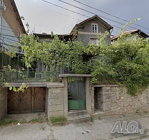 Самостоятелна къща с двор и гараж