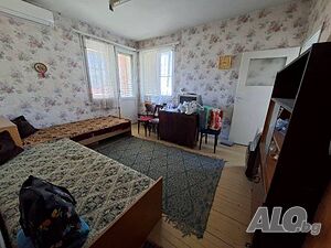 Втори етаж от къща с допълнителни помещения и гараж, широк център
