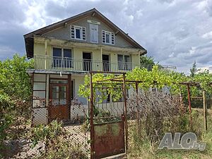 Двуетажна къща в с. Стража, Търговище