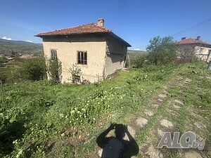 Продава стара къща в голям парцел в с. Падеш