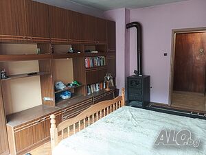 Продава тристаен апартамент на алеята с гледка към реката