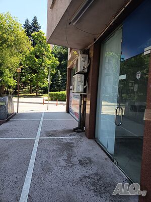 Отдава помещение под наем до градската градина
