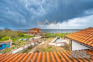 Триетажна къща с голям двор и стархотна морска панорама в с. Тюленово