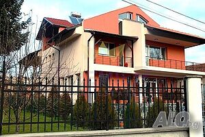 Триетажна къща в с. Бистрица