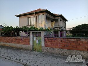Двуетажна къща в с. Граф Игнатиево