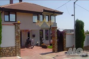 Двуетажна 240 кв.м РЗП 500 кв.м двор