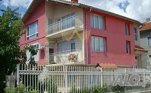 Триетажна къща 350 кв.м РЗП 600 кв.м двор