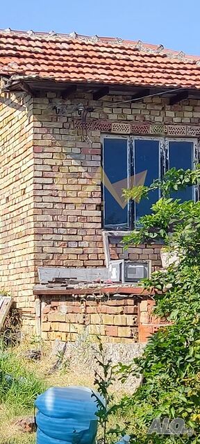 Парцел със законова постройка