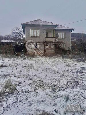Монолитна, двуетажна къща в с. Крамолин