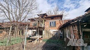 Двуетажна къща в село Сломер