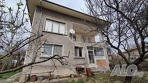 Двуетажна къща на плоча в село Ново градище