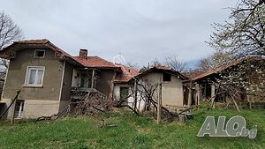 Двуетажна къща в с. Хирево
