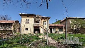 Двуетажна къща в село Бяла река