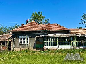 Къща с гараж и кладенец в с. Бутово