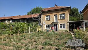Двуетажна къща в село Добромирка