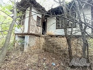 Парцел със стара къща