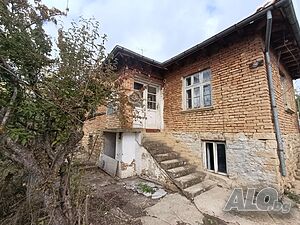 Двуетажна къща в село Коевци