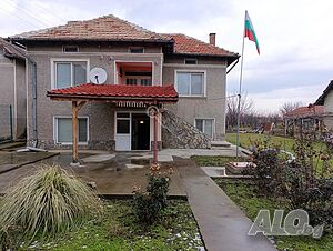 Двуетажна къща в село Караисен