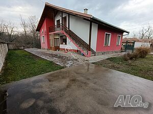 Двуетажна къща в село Караисен