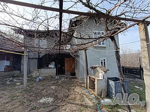Двуетажна къща с панорамна гледка в село Парчовци