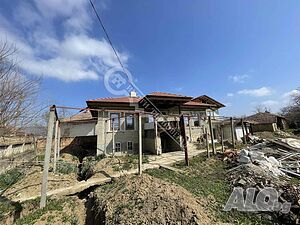Двуетажна частично реновирана къща в с. Драганово