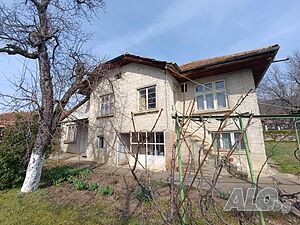 Двуетажна къща в село Кормянско