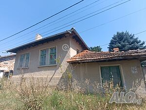 Къща с голям двор в село Мерданя