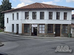 Къща в Елена с търговски помещения и потенциал за къща за гости
