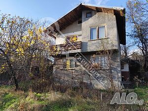 Двуетажна къща в село Пчелище