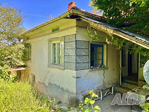 Къща с гараж и кладенец в с. Николаево