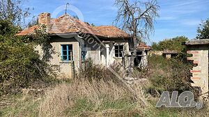 Къща с гараж в с. Сушица
