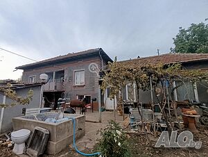 Двуетажна къща в село Долна Липница