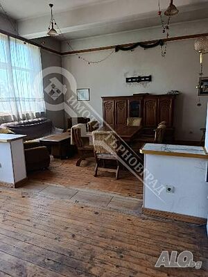 Къща на три етажа с голям двор в село Балканци