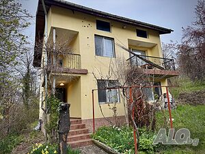 Двуетажна тухлена къща в село Душевски Колиби