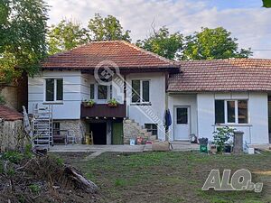 Частично реновирана къща в с. Никюп