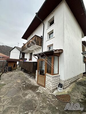 Две къщи с общ двор гр. Трявна