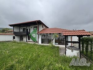 Прекрасна обзаведена къща с двор, с. Драгоево