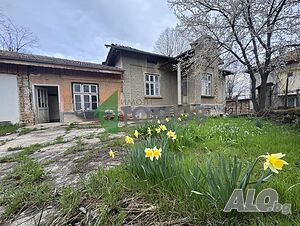 Едноетажна къща в централната част на град Смядово
