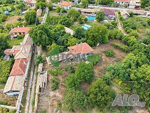 Масивна двуетажна къща на плоча, село Кюлевча