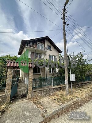 Много здрава триетажна къща в село Малка Верея