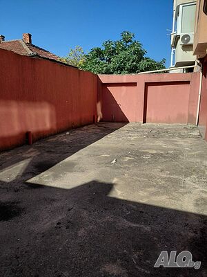Дворно място в кв. Победа - 55кв.м. за склад, сервиз, 5 парко места.