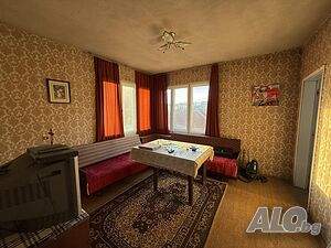 Продава се втори етаж от къща с таван и мазе - кв. „Училищни“, град Хасково