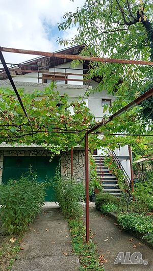 Триетажна масивна къща с невероятна гледка в м. Кенана, град Хасково