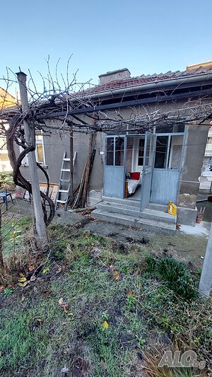 Двуетажна къща в кв. Овчарски, град Хасково